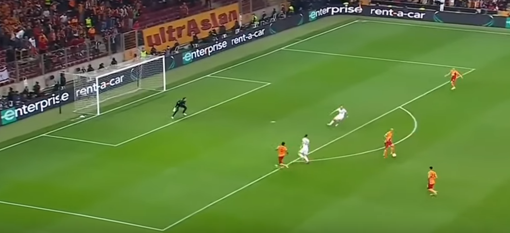 Galatasaray player receiving the ball in space, back to goal, 25 yards out