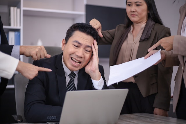 an employee gets negative feedback from their colleagues