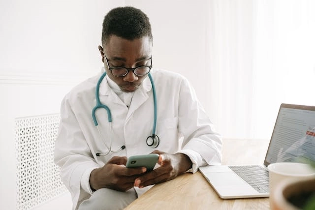 Doctor using a HIPAA-compliant messaging app on a smartphone